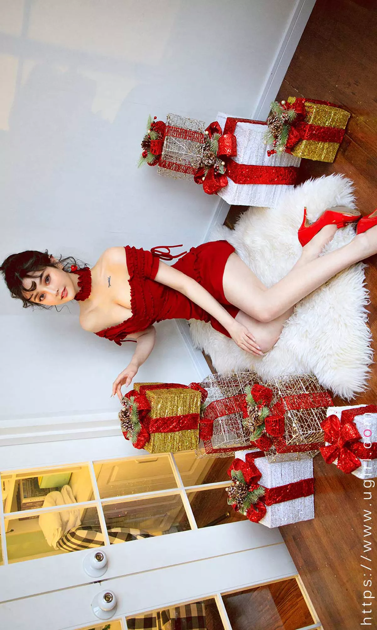 Xgyw.Org_[Ugirls爱尤物]No.1672_嫩模露儿圣诞礼物主题红色抹胸连身裙半露豪乳诱惑写真35P