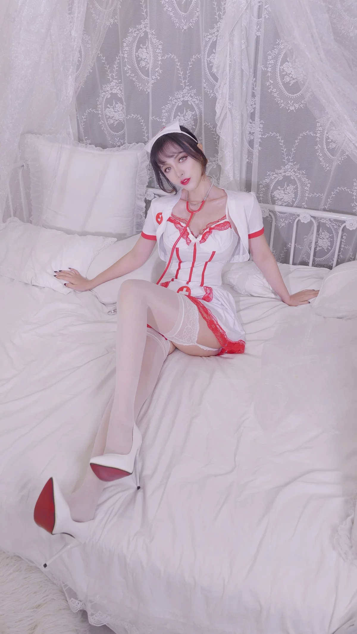 Xgyw.Org_B站主播小须须_Arcana护士主题性感红白护士装配白丝吊袜秀完美身材诱惑写真40P