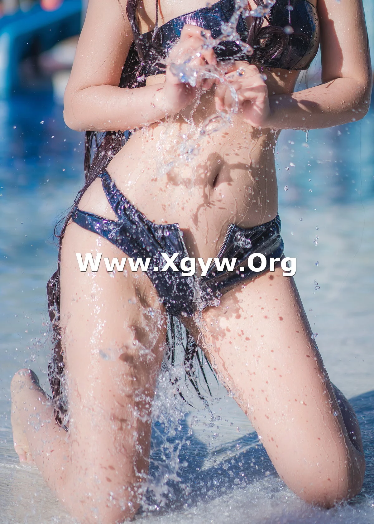 Xgyw.Org_网络美女墨玉-M紫式部泳装主题户外泳池边性感比基尼秀完美身材迷人诱惑写真35P
