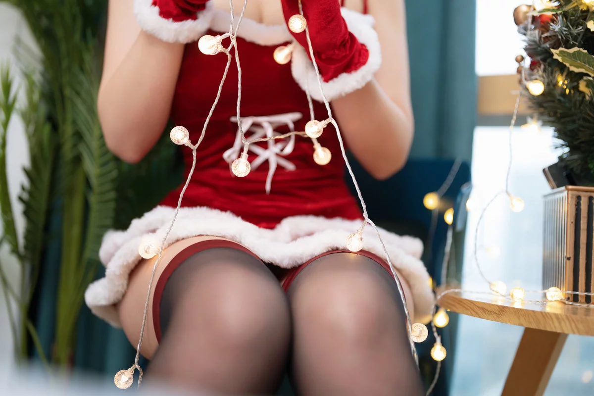 Xgyw.Org_抖音网红糖果果candy圣诞主题性感红色圣诞女郎服配黑丝袜秀丰满身材完美诱惑写真125P