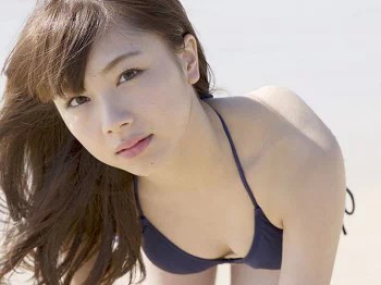 日本美少女石田亚佑美户外性感白衬衣+海边比基尼系列秀完美身材迷人写真104P