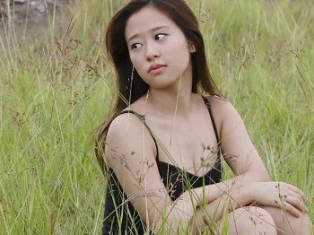 日本美少女小田樱户外性感白衬衣+沙滩比基尼系列秀完美身材迷人写真100P