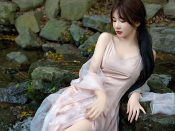 XiuRen第5690期_模特婠婠么户外拍摄性感淡紫色吊带裙秀曼妙身材靓丽迷人写真81P