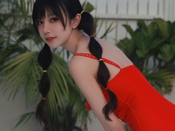 网络美女Shika小鹿鹿泳装主题户外泳池性感红色比基尼秀苗条身材靓丽迷人写真63P