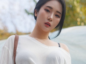 韩国美女模特Bomi户外活动主题黑色运动上衣配白色紧身裤+黑色情趣内衣秀惹火身材诱惑写真90P